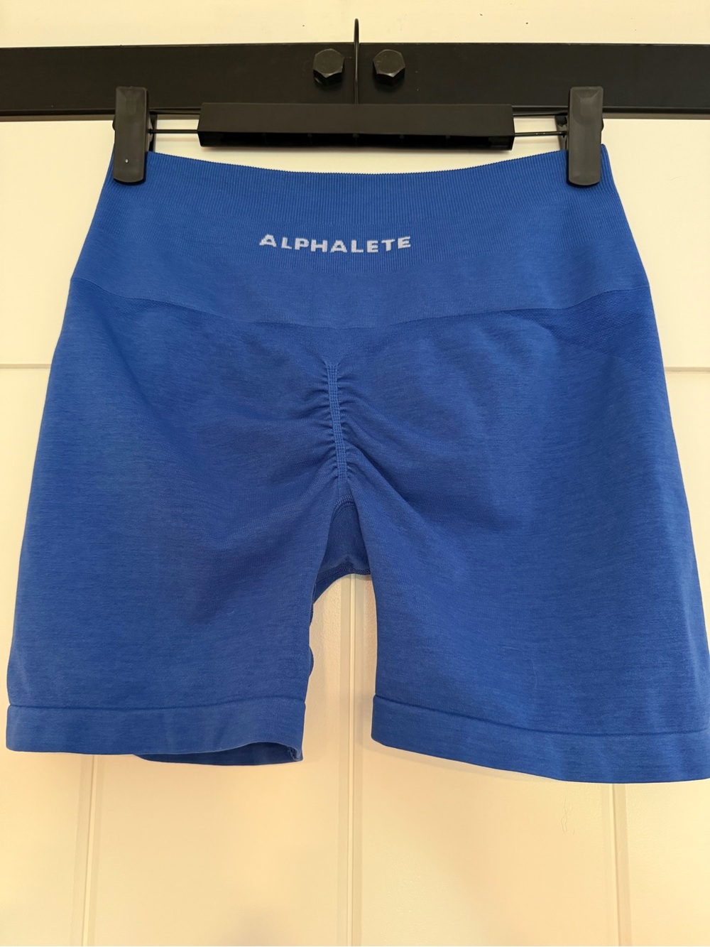 Alphalete Amplify Gravity 4.5” Seamless Scrunch Shorts Sapphire - Picture 3 of 4